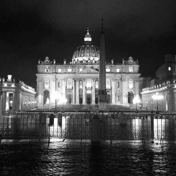 Black and white photo of Saint Peter's Basilica at night