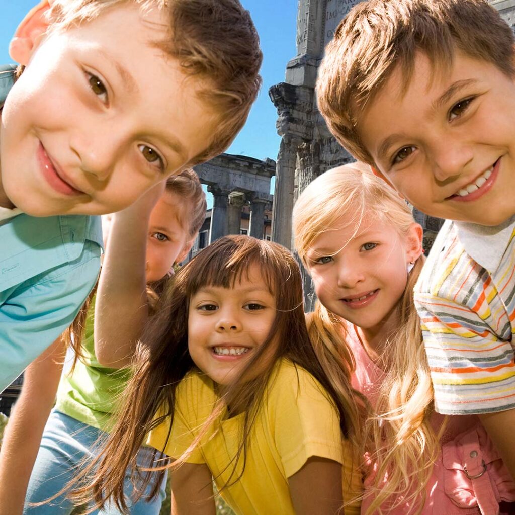 gruppo di bambini mentre visitano il Foro Romano